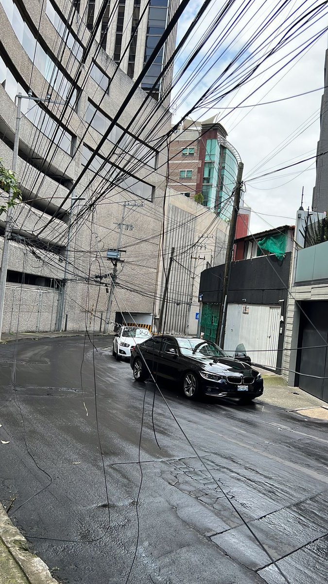 0xProtos's tweet photo. A la altura del número 535 de la calle Sierra Mojada en Lomas de Chapultepec el cableado se está cayendo. Considero importante revisarlo para evitar un problema https://t.co/wAj4R1VkSD