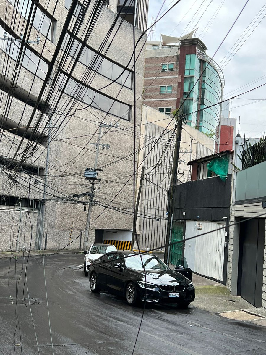 0xProtos's tweet photo. A la altura del número 535 de la calle Sierra Mojada en Lomas de Chapultepec el cableado se está cayendo. Considero importante revisarlo para evitar un problema https://t.co/wAj4R1VkSD