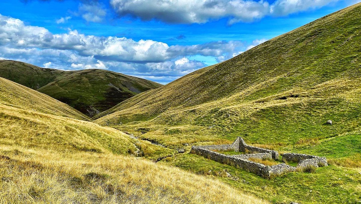 oldcrofthouse's tweet photo. #cautleyspout #Waterfall #calders #aranthaw #YorkshireDalesNationalPark #viewsformiles #morecambebay #lakedistrictnationalpark #newdiscoveries #andygoldsworthy #sheepfold #sculpture #thegreatoutdoors #walkingadventures #kirkbystephen #Cumbria @VisitEden https://t.co/WsDnf9bZmd