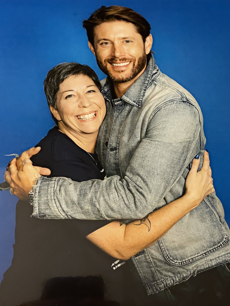 kimberly_raff's tweet photo. Dreams come true. 💙 #spndenver #spendenver2022 #spnfamily #livinforthatsmile #hugsfordays @JensenAckles you’re a badass!!! https://t.co/o5HBuxzc0f