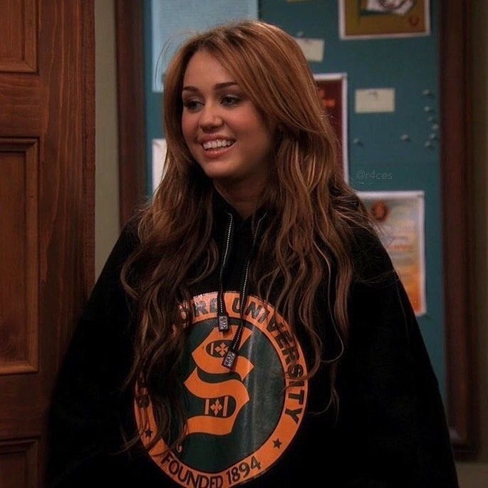PopCulture2000s's tweet photo. hannah montana https://t.co/Ekqilp0j0q
