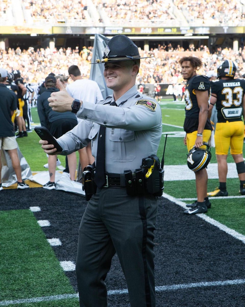 Uniformedmen1's tweet photo. #hotcop #hottrooper #trooper #uniform #cop #uniform #copbutt https://t.co/dsCSwslH0V
