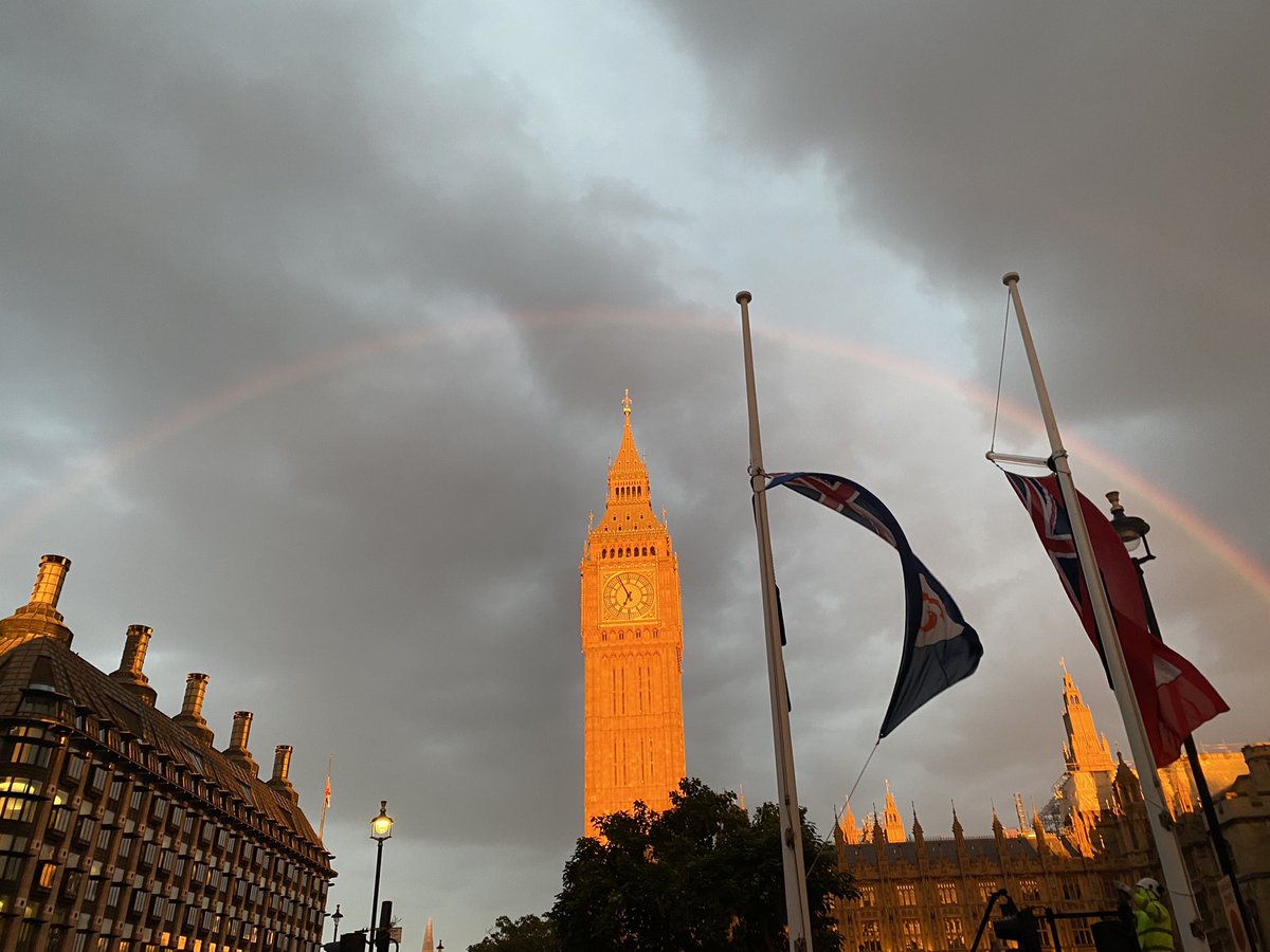 justbeing_Lou's tweet image. One last rainbow #thequeen #bigben #TheQueue