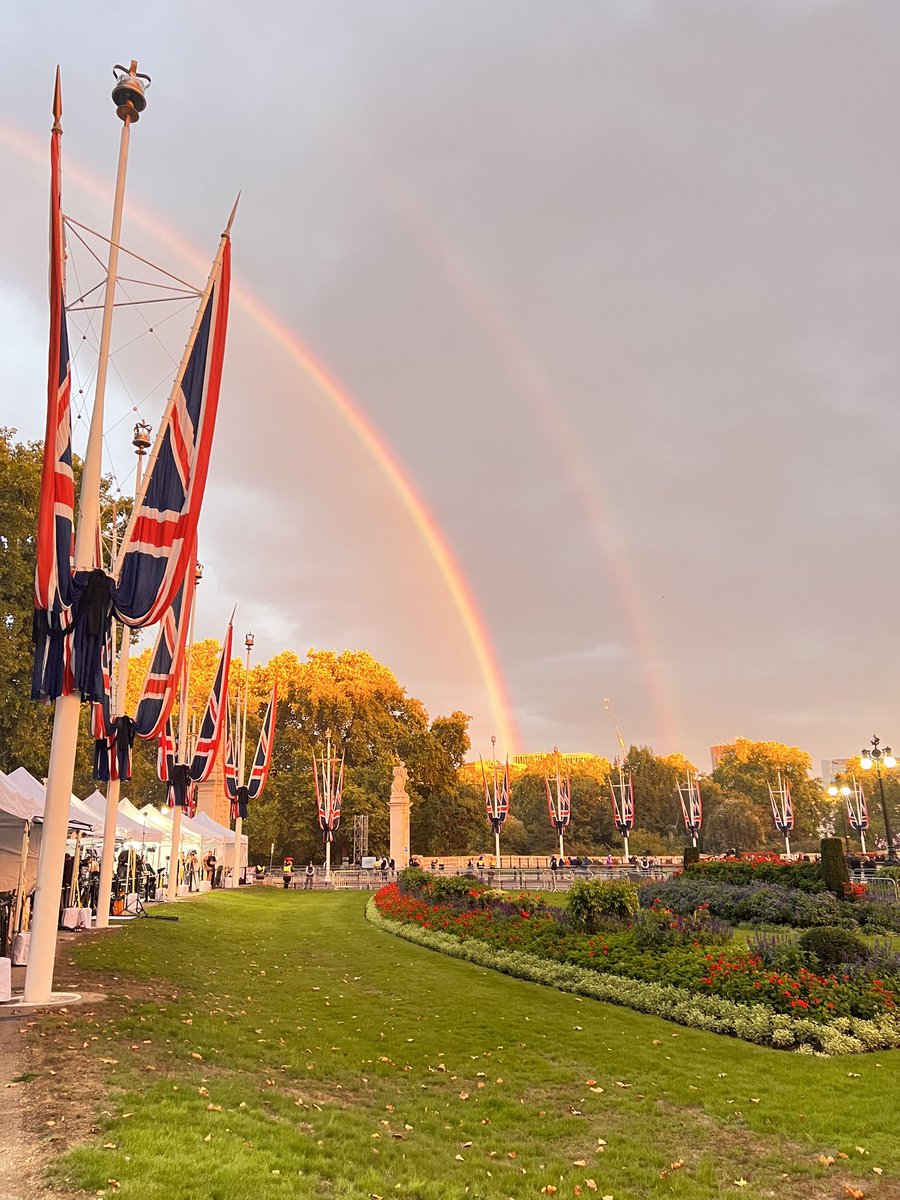 annelisenews's tweet image. A rainbow has just appeared in the Sky next to Buckingham Palace while the diplomatic reception is underway. 

Sensing a bit of a theme here 🥹🌈