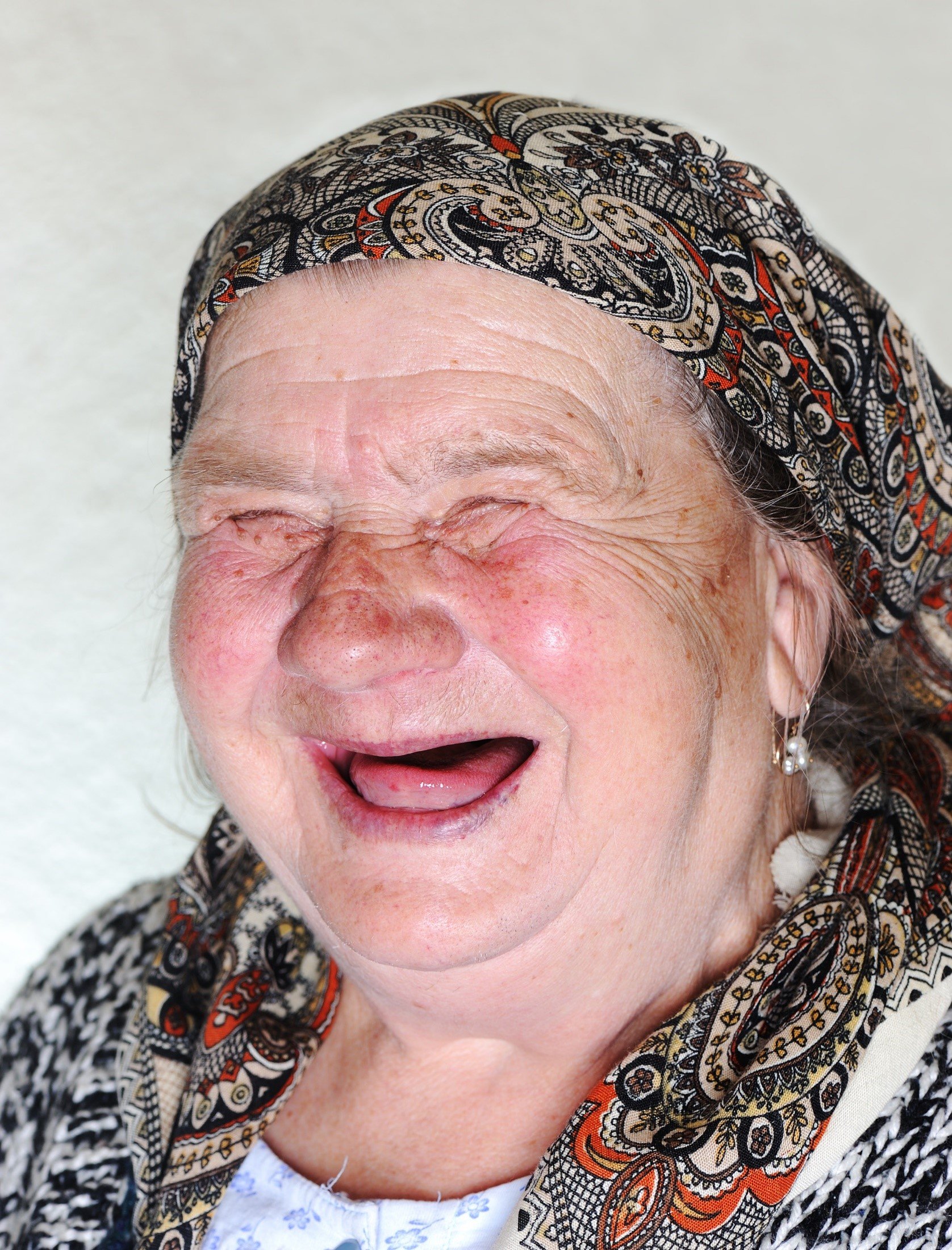Бабушка смеется