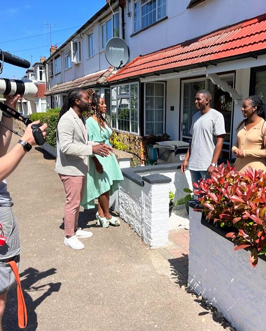 ScarAndStu's tweet photo. Some BTS of our first episode of Worst House 
1:Our Producer/Director Peter Emina 2: A familiar face?! @laurahamiltontv kindly let us film at her coffee shop! 3: When we first got to nose around the best house on the street 
4: Smiles all round!
#worsthouse #worsthouseonthestreet https://t.co/XfSEc2OghU