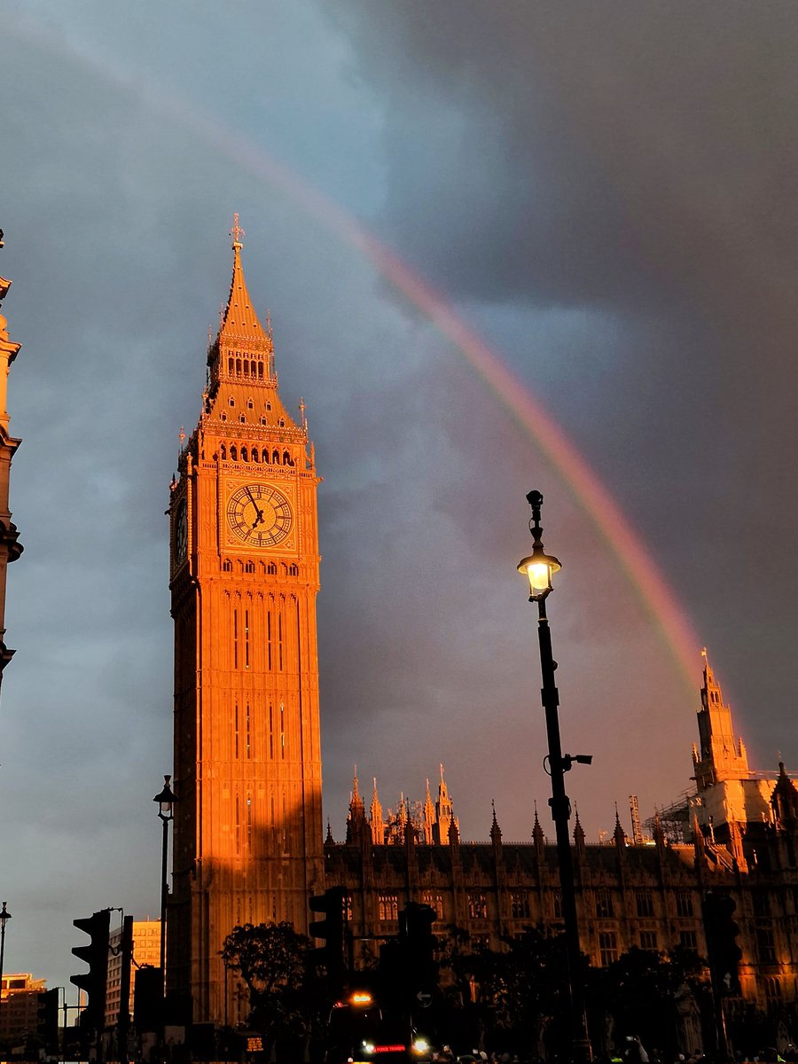 JoePorterUK's tweet photo. The most incredible rainbow over the Palace of Westminster on the eve of Her Late Majesty Queen Elizabeth II’s funeral. 👑🇬🇧🌈 https://t.co/VbuEUu0wrg