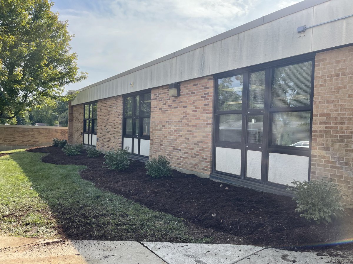 celestefoley21's tweet photo. District 54 grounds crew did an amazing job making Lakeview look AMAZING! https://t.co/OBFuy6vHIn