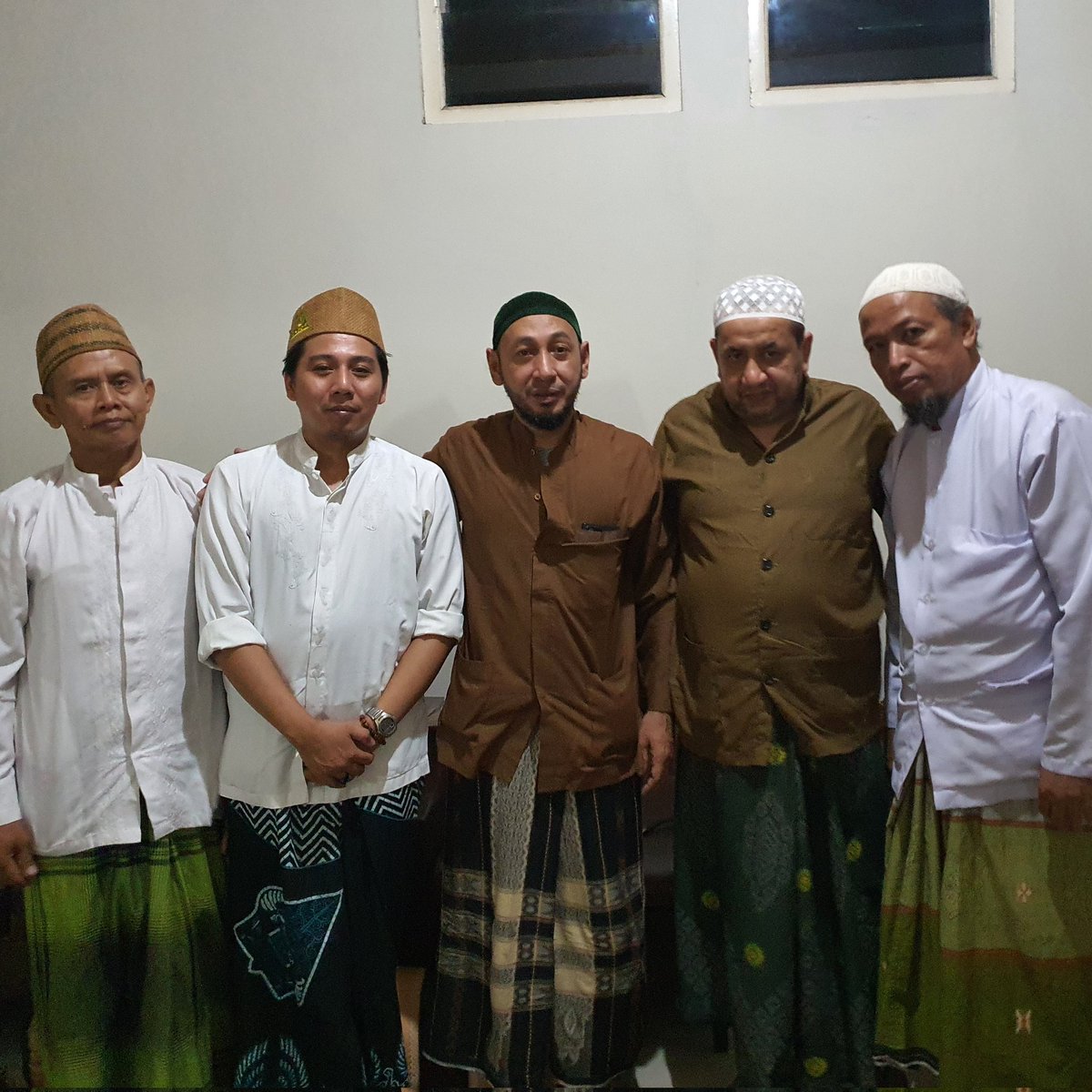 Tabarukan
Habib Syech bin Nuh al-Haddad
Habib Abdurrahman bin Hasan al-Jufri
dan Para Sesepuh Panjunan

Kadang, Paracetamol tak cukup untuk menurunkan Panas 😍

#