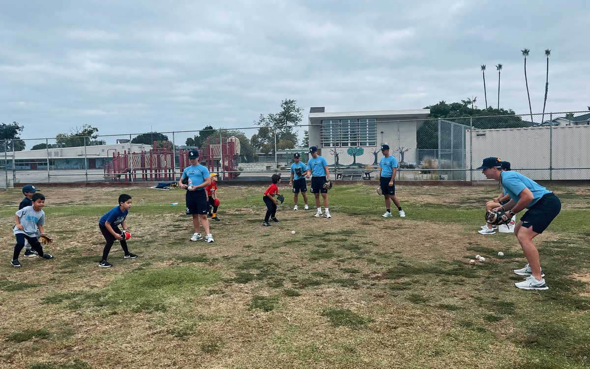 USDbaseball's tweet photo. An awesome morning working with the Clairemont Hilltoppers Little League today!
#WinningInTheCommunity | #GoToreros https://t.co/tYyEslQUVA