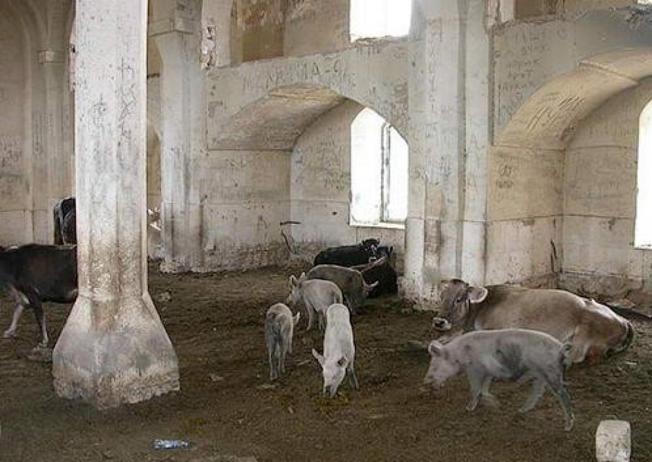 AzadaMammadzada's tweet photo. This is armenian vandalism committed against Azerbaijani national and religious monuments (mosques, cemeteries and other sacred places for Azerbaijanians in occupied Azerbaijani territories). Have you seen this, Pelosi? #NoPelosi @SpeakerPelosi https://t.co/CutlQQPmoa