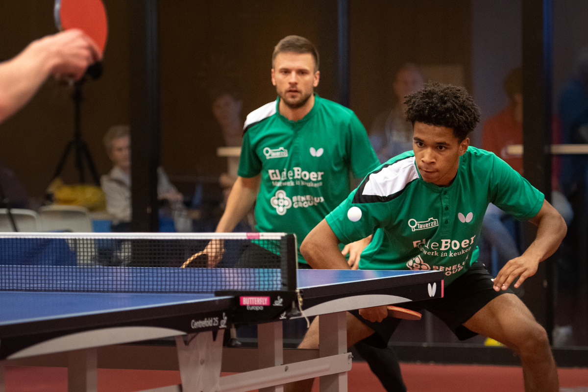 Taverzo's tweet image. Onderling eredivisieduel De Boer Taverzo heeft hoge amusementswaarde taverzo.nl/r/i8 | #TAVERZO