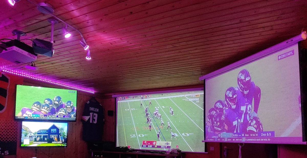 BobtheBeholder's tweet photo. @Icke41 ich weiß gar nicht was das mit den 4eckigen Augen soll... Das ist doch normal, so wird Football geschaut, oder? #ranNFL https://t.co/pTsMeE9Xg0