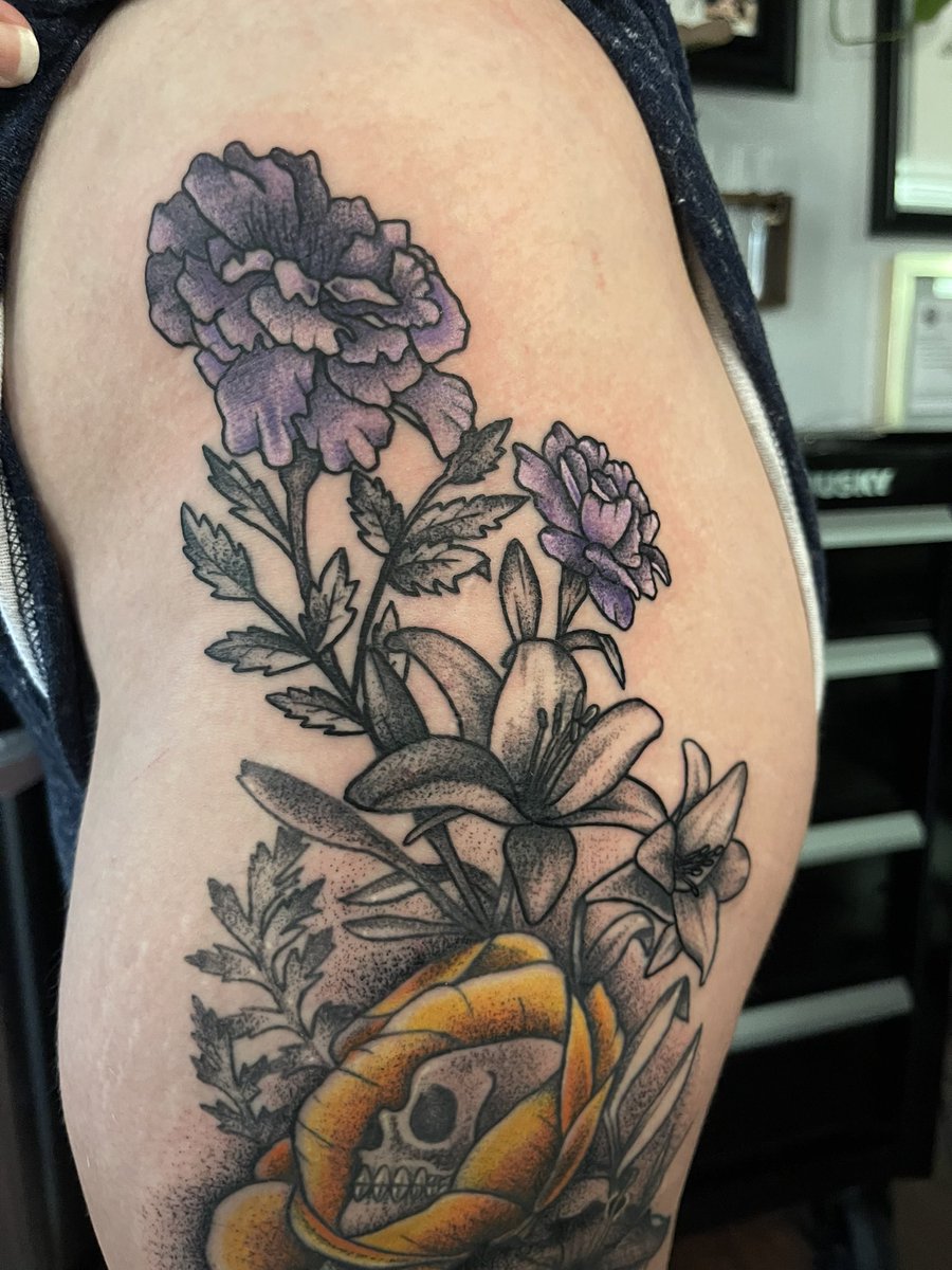 emillionz_'s tweet photo. tattoos that take up space 👍🏻 https://t.co/RtWLnllmPR