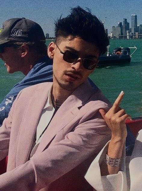 this photo of zayn malik is so powerful