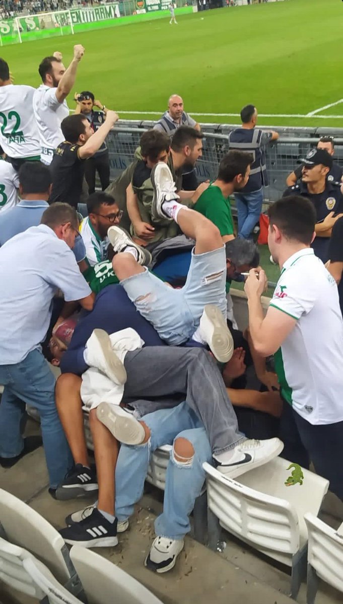 Greenwall161's tweet photo. Yıllar sonra rahat maç izleyen Bursaspor taraftarı 😄🐊 https://t.co/IV0s7qOCK8