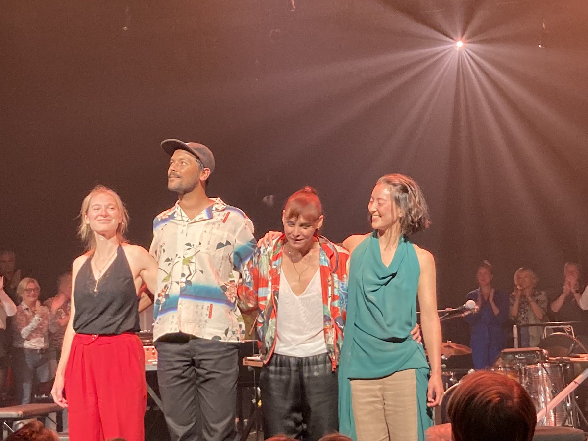 Heerlijk muziek feestje, Wende Snijders in de grote zaal ITA. 
Thuiskomen met The Promise.
Alles klopt, inclusief de opstelling van de muzikanten. Muzikanten die elkaar aankijken tijdens het spelen 🤘🏻💜🤘🏻 Goud waard. 
Dank! 🙏🏻 <a href="/wendesnijders/">wende</a> Nils, Louise, Midori @ITAamsterdam
