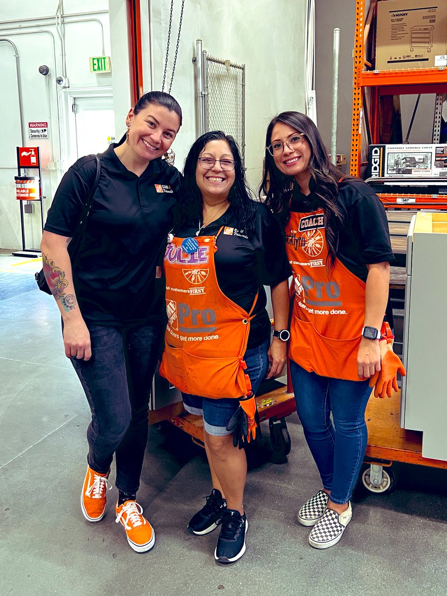 JaniceDS_HD8987's tweet photo. The pro desk at #8987 rocks! Thanks for all you do! @queengege77 https://t.co/ueMJaOj5BQ