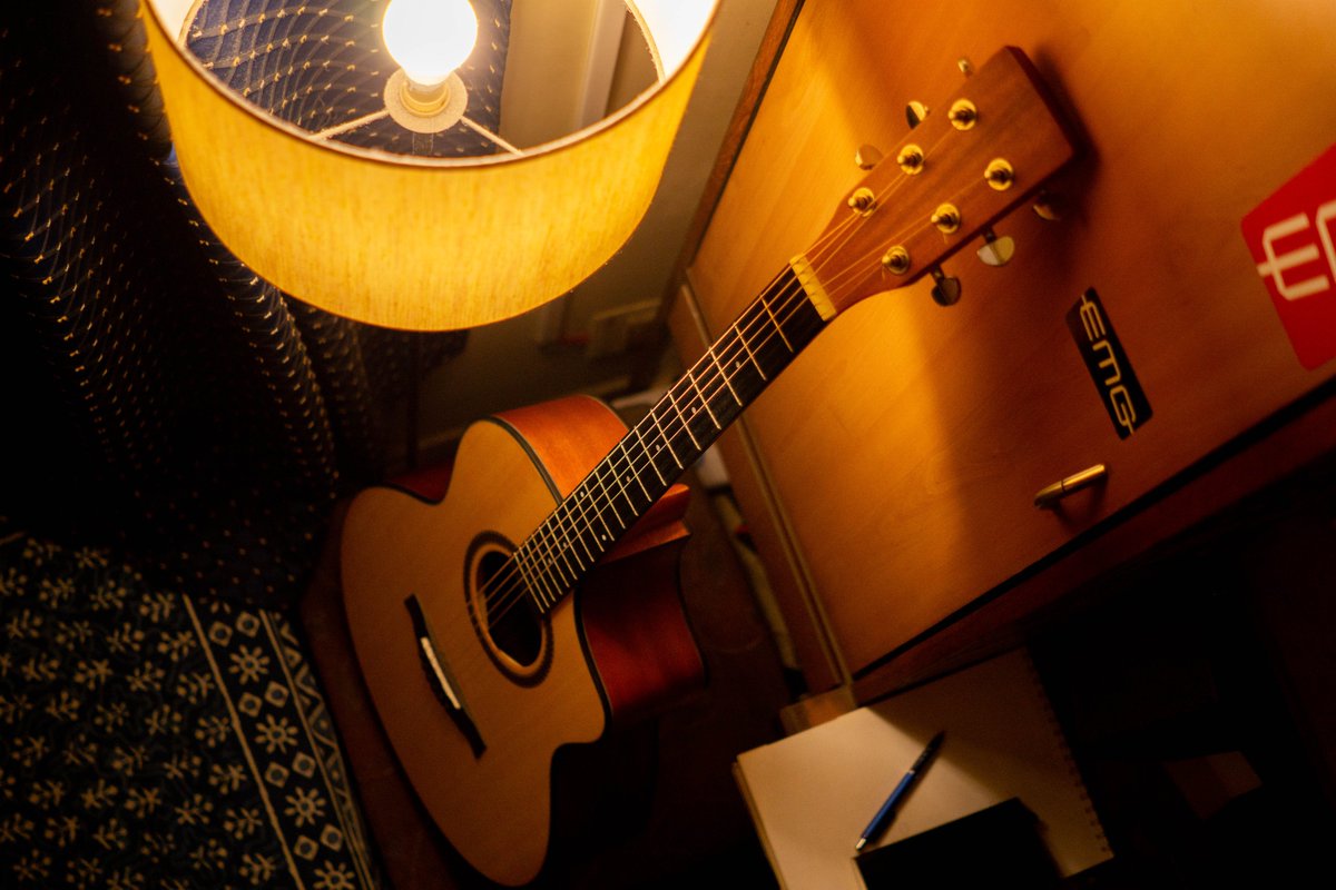 on_ants's tweet photo. Non electric gitfiddle. 

#acousticguitar https://t.co/gUaGcn4eSI