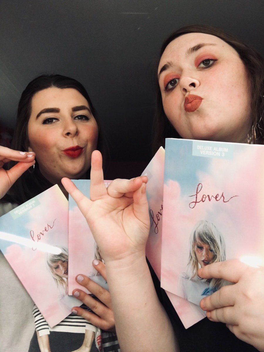 Rooobba2's tweet image. My favorite era would have to be the lover era💗💗💗 I love the album so much and the whole aesthetic! There are too many fun and special memories I share with my sisters and mom during this era 💐 #StoriesForSwift