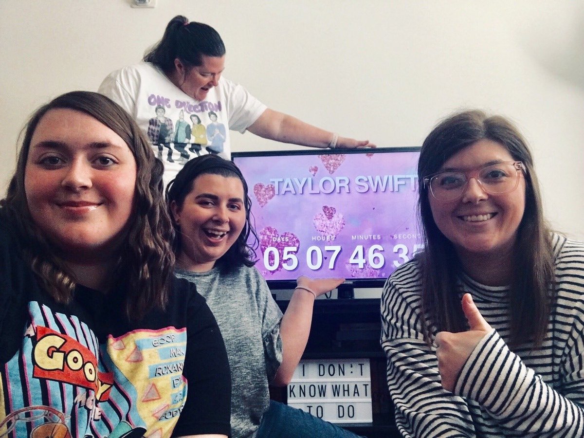 Rooobba2's tweet image. My favorite era would have to be the lover era💗💗💗 I love the album so much and the whole aesthetic! There are too many fun and special memories I share with my sisters and mom during this era 💐 #StoriesForSwift