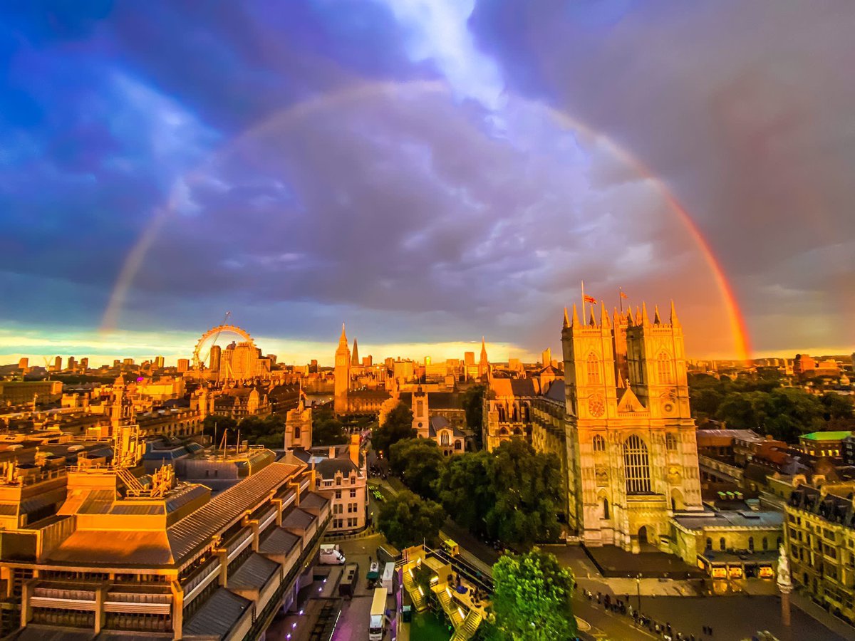 As the sun set over Westminster tonight…the crowd gasped. Taken from @bbc studio by @alexdoherty_tv