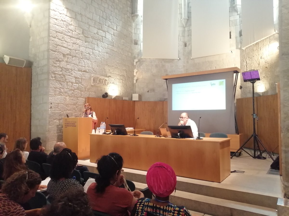 icriml's tweet photo. El III CIRLIM va tancar amb la conferència plenària d'Elena Benedicto i Elizabeth Salomón titulada «Quants flocs hi ha en una trena? Articulant comunitats, lingüistes, govern(s), estat i societat per enfortir i mantenir la bona salut de la llengua». Gràcies, i fins aviat! https://t.co/wKEjdHh9Nq