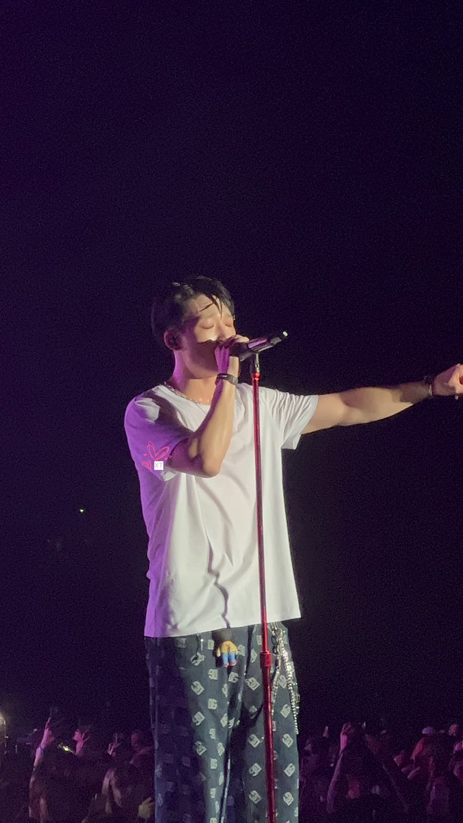 XIATONG97's tweet photo. 좀 분위기 있다 #바비 #김지원 #bobby https://t.co/u9AJkzOTWR