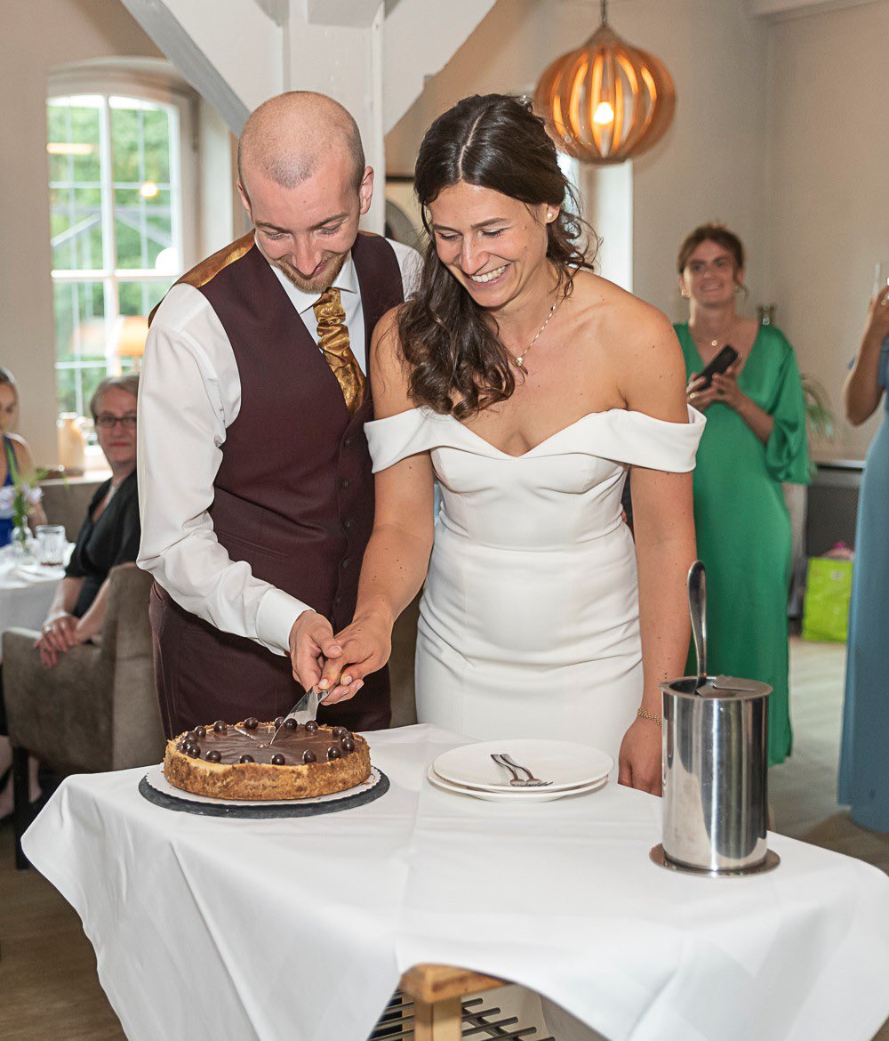 JeffsCheesecake's tweet photo. Look how happy this couple is having chosen a delicious #cheesecake as their #weddingcake over a traditional cake! #traditionisnteverything https://t.co/wcEeiXoPfI