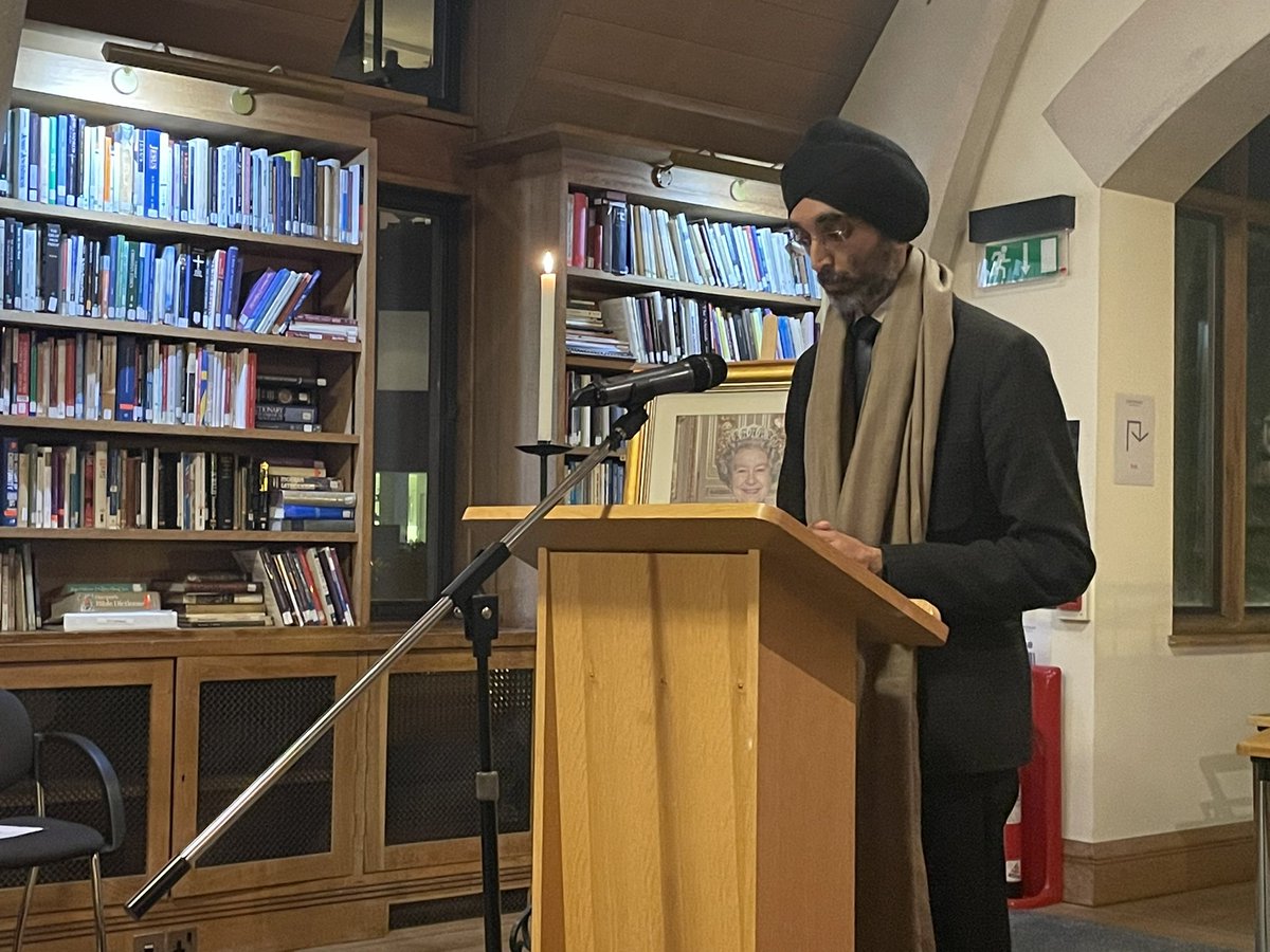 Faiths coming together in the library overlooking The Queue. Jasvir Singh shares a Sikh prayer for the dead as we prepare for a minutes silence at 8pm <a href="/LondonFaiths/">Faiths Forum for London</a> @deansouthwark <a href="/citysikhs/">City Sikhs</a> <a href="/pres_and_eng/">Presence&Engagement</a> <a href="/lambethpalace/">Lambeth Palace</a>