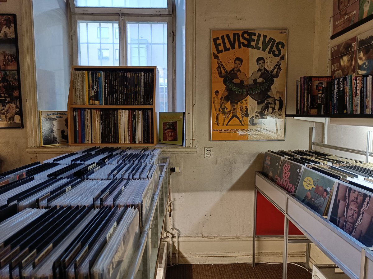 Had fun at Furfloat this weekend! Even with my fair share of sleepless nights it was really nice to connect with old friends again as well as make new ones! Thanks especially <a href="/JJOLTT/">JOLT</a> and <a href="/SyndraFox/">Syndra</a> for the nice time exploring Stockholm's record shops :3