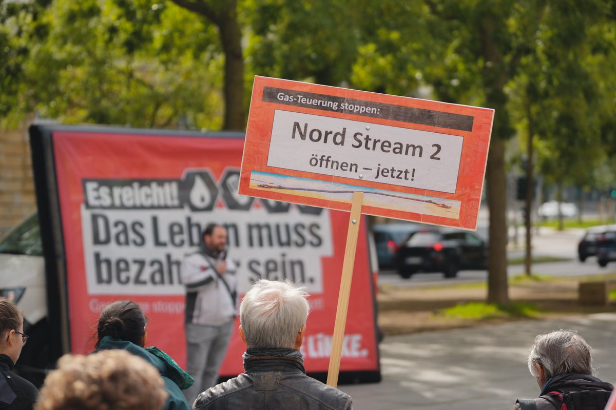 vuecritique's tweet photo. *darüber weit
Unter die Teilnehmenden mischten sich auch einige Personen, die sich wöchentlich an der verschwörungsideologischen "Montagsmahnwache" in #Dresden beiteiligen. Von der Demo verwiesen wurden diese augenscheinlich jedoch nicht.
#dd1709
Mehr Eindrücke: https://t.co/mVxez6Cwk0
