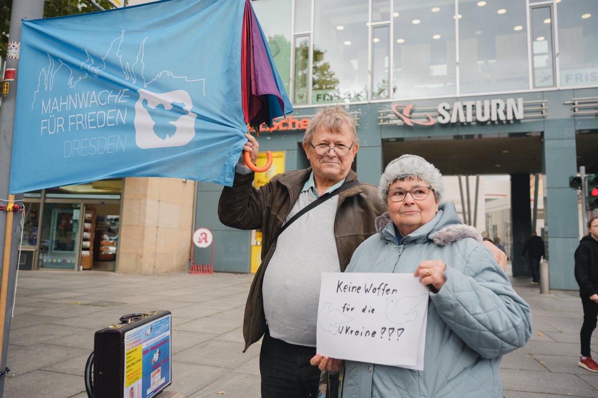 vuecritique's tweet photo. *darüber weit
Unter die Teilnehmenden mischten sich auch einige Personen, die sich wöchentlich an der verschwörungsideologischen "Montagsmahnwache" in #Dresden beiteiligen. Von der Demo verwiesen wurden diese augenscheinlich jedoch nicht.
#dd1709
Mehr Eindrücke: https://t.co/mVxez6Cwk0