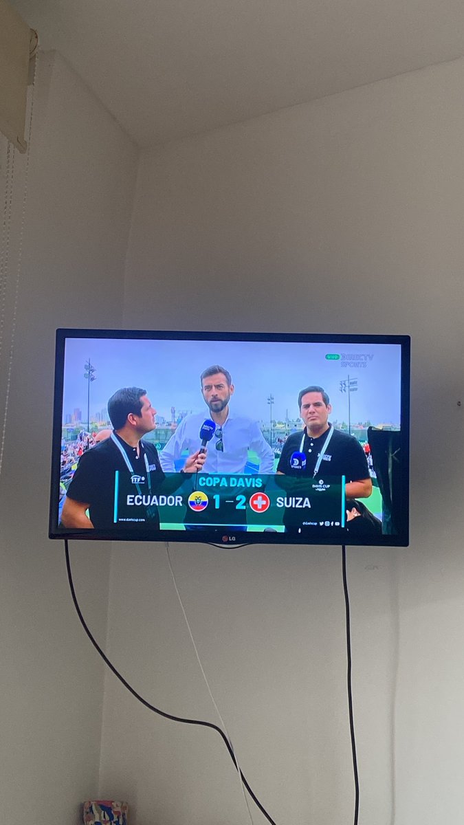DIRECTV sports en Ecuador, el equipo acaba de perder el 3er punto de la serie en la Copa Davis contra Suiza y la mejor idea es entrevistar al MINISTRO DE DEPORTE para que hable de La Libertadores, entre otras cosas, que no tienen nada que ver con la serie. Realmente es insólito.