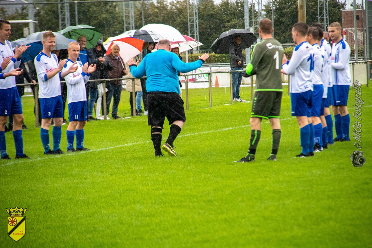 Voetbalvereniging <a href="/elshoutvoetbal/">SC Elshout Voetbal</a> neemt na 25 jaar afscheid van grensrechter Rini van den Hoven tijdens de wedstrijd <a href="/elshoutvoetbal/">SC Elshout Voetbal</a> - <a href="/Baardwijk/">vv Baardwijk</a> (1-0)