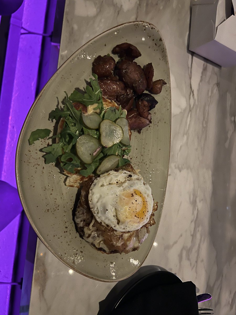 TheLiamMcMorrow's tweet photo. Best burger I’ve ever had @englishhotellv https://t.co/7RPzY99Dys
