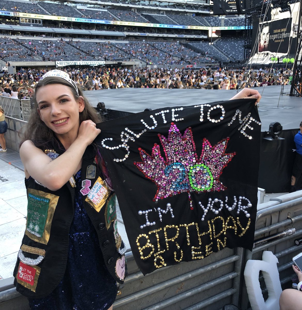 sIeeepyeyes's tweet image. each era brings new adventures but I think for me, reputation has been my fave yet! i was so lucky to attend 4 shows including metlife for my &apos;champagne&apos; bday &amp;amp; a rain show🥰 

immaculate merch, I finally met so many moots &amp;amp; the boost system was *chef&apos;s kiss*🤌🏻🖤 #storiesforswift