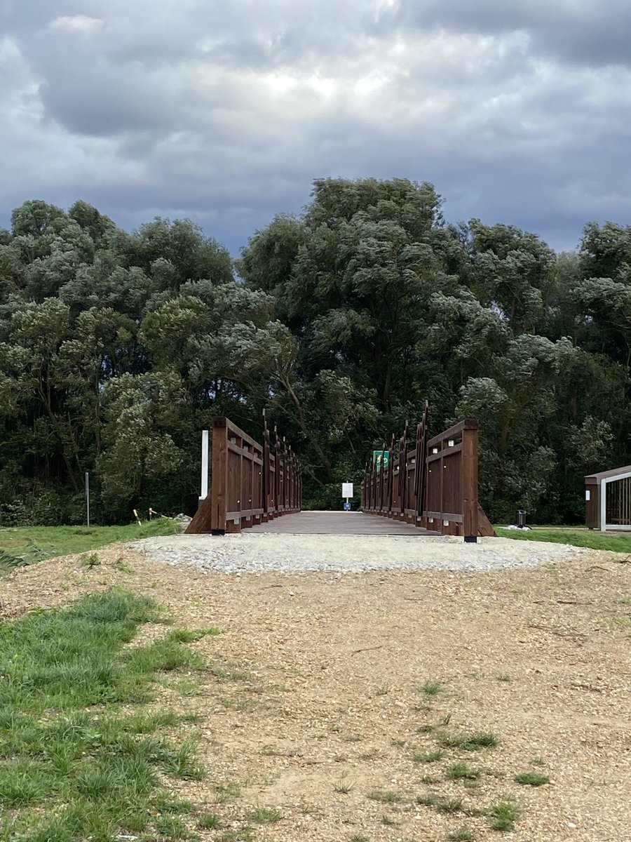 KlausWebhofer's tweet photo. Die Brücke von #Andau und eine Skulptur an der Fluchtstraße. 1956 war hier mehr los. Heute eher ein vergessener Ort. https://t.co/zIdTy1IgFg