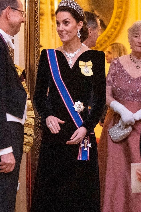 isource_news's tweet photo. "WHERE'S MEGHAN?"
Sources say dignitary from Croatia embarrassed Kate by asking for Meghan.
"It was the most awkward moment of the evening and was overheard by a number of attendees," said the source on condition of anonymity. https://t.co/li8MtcjHLA