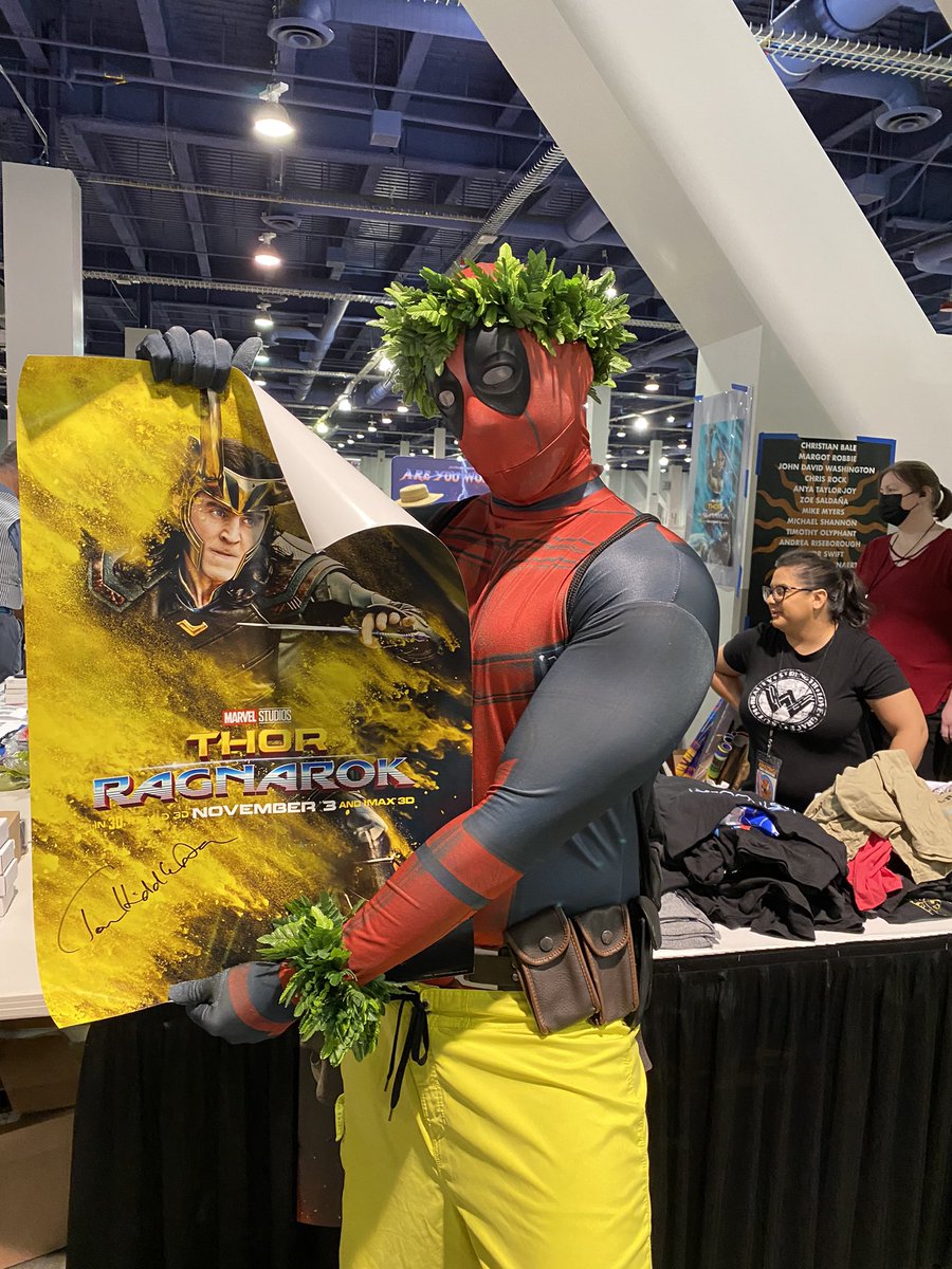 Deadpool wins a signed Tom Hiddleston poster! #comiccon