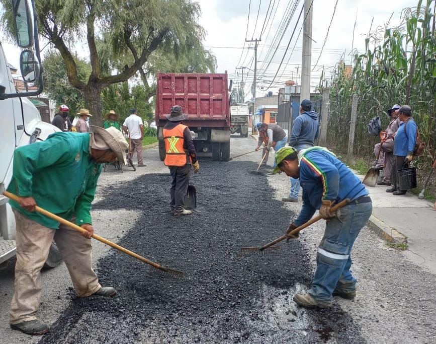MetepecGobierno's tweet photo. ¡¡162 calles atendidas con bacheo menor!!
@ObrasPublicas22 va de la mano de los #CiudadanosGobernando para llegar a más calles de #Metepec.
#JuntosJalamosMejor
#CiudadanosGobernando https://t.co/QkFkZYFP87
