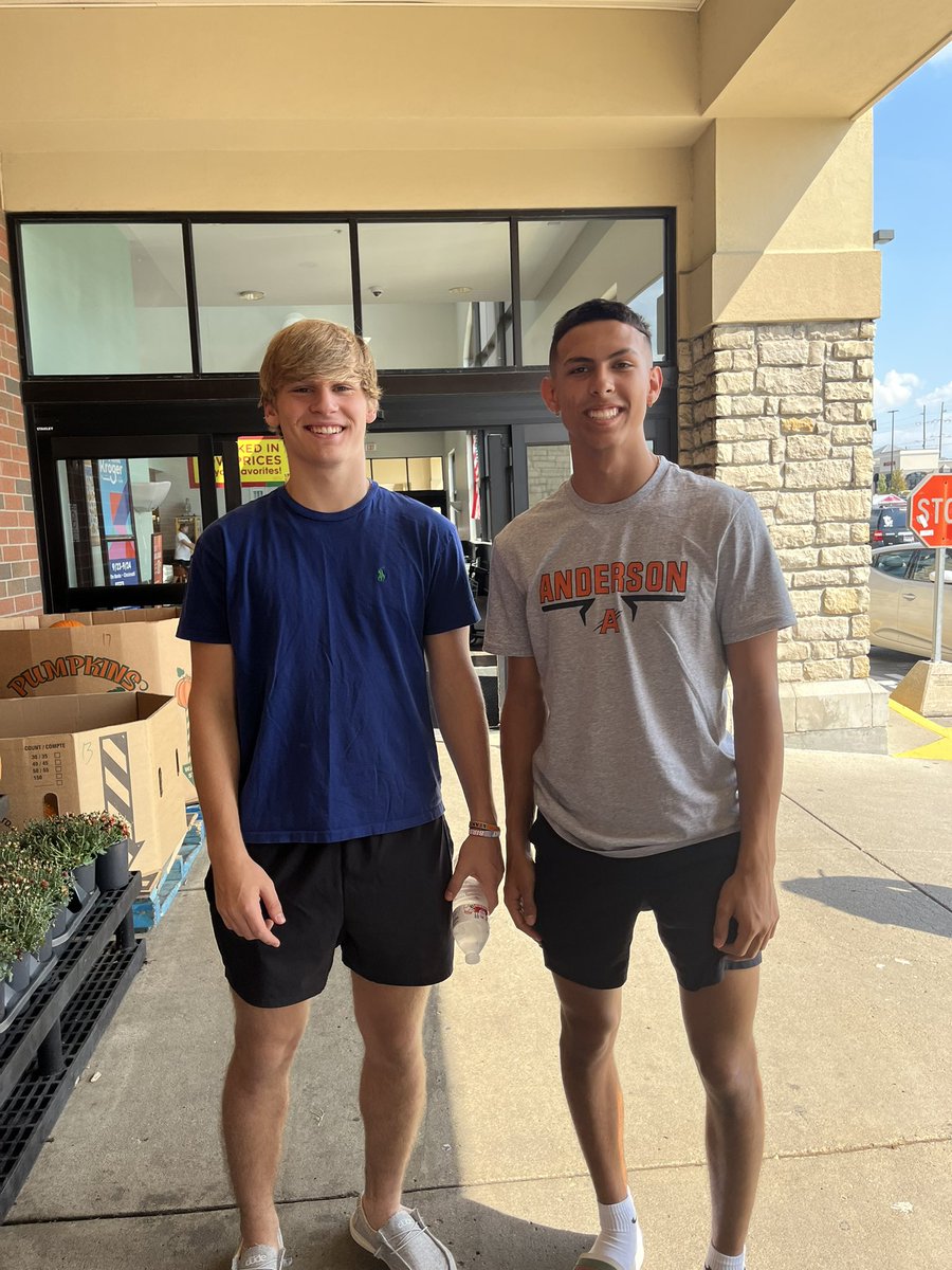 AndersonFBLA's tweet photo. big smiles giving back to our community today!🤍🤍#fblafooddrive https://t.co/ZU20iRAesm