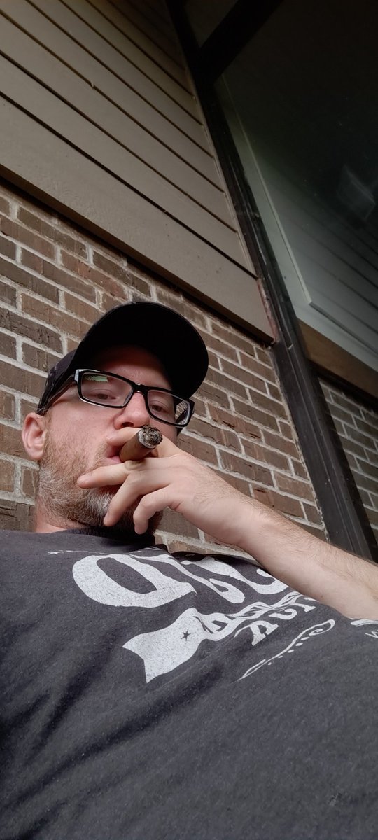 Doneux's tweet photo. Its beautiful outside. Some just chillen and smoking a cigar(diesel whiskey row,rabbit hole) https://t.co/w3Q9MgLtxp