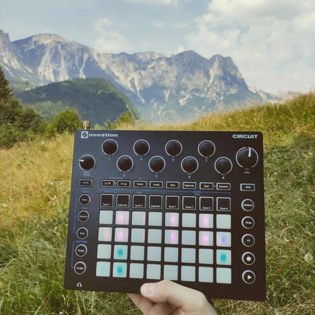 WeAreNovation's tweet photo. #mountainsession
📸: righi____
#JamSession #MusicSess #MountainView #StudioSetup #OnTheMove #TravelStudio #Jam #Music #Novation #NovationCircuit https://t.co/oMruCmgHiX