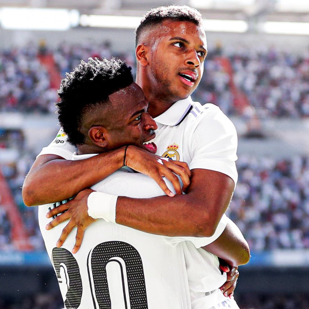 InvictosSomos's tweet photo. ¡¡RODRYGOOOO GOEEEEEEEEEEES!! ¡¡REAL MADRID YA ESTÁ GANANDO EL DERBI!! ¡¡Y SÍ, SE PUSO A BAILAR CON VINÍCIUS JÚNIOR!! ¡¡EL DERBI DEL BAILE LO ESTÁN GANANDO LOS BLANCOS!! ¡¡0-1!! https://t.co/7mR9IWWcuP