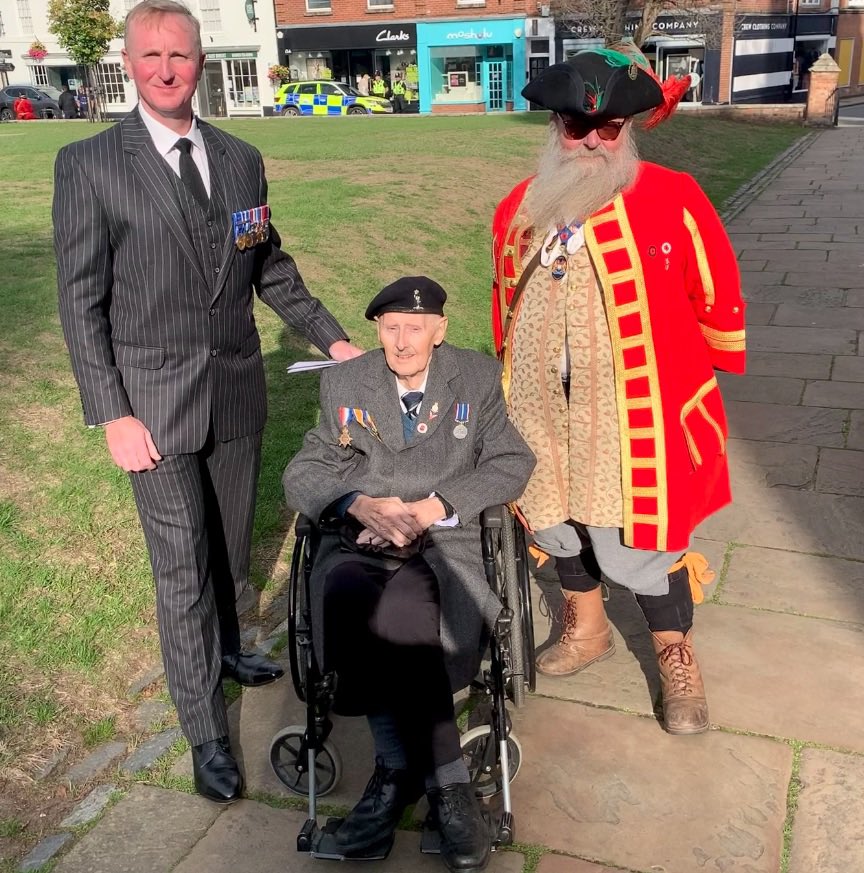 Rjsavage76's tweet photo. A week of doing different things in twos: singing “God save the King”. Once at Craft and once in Memory of my late “Commander in Chief”. Tied to both events are wearing Craft and Military Medals. A week of strange emotions brought two @R_Signals Veterans together today. https://t.co/cmpHzjuRwM