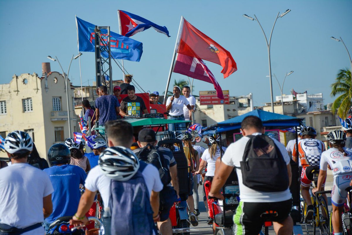 DunieskyRobaina's tweet photo. Estos jóvenes son el presente de #Cuba, defendiendo su futuro. Hoy dijeron #CodigoSí en una alegre caravana. El 25 lo confirmarán con su voto. https://t.co/TPB4G2C5jS