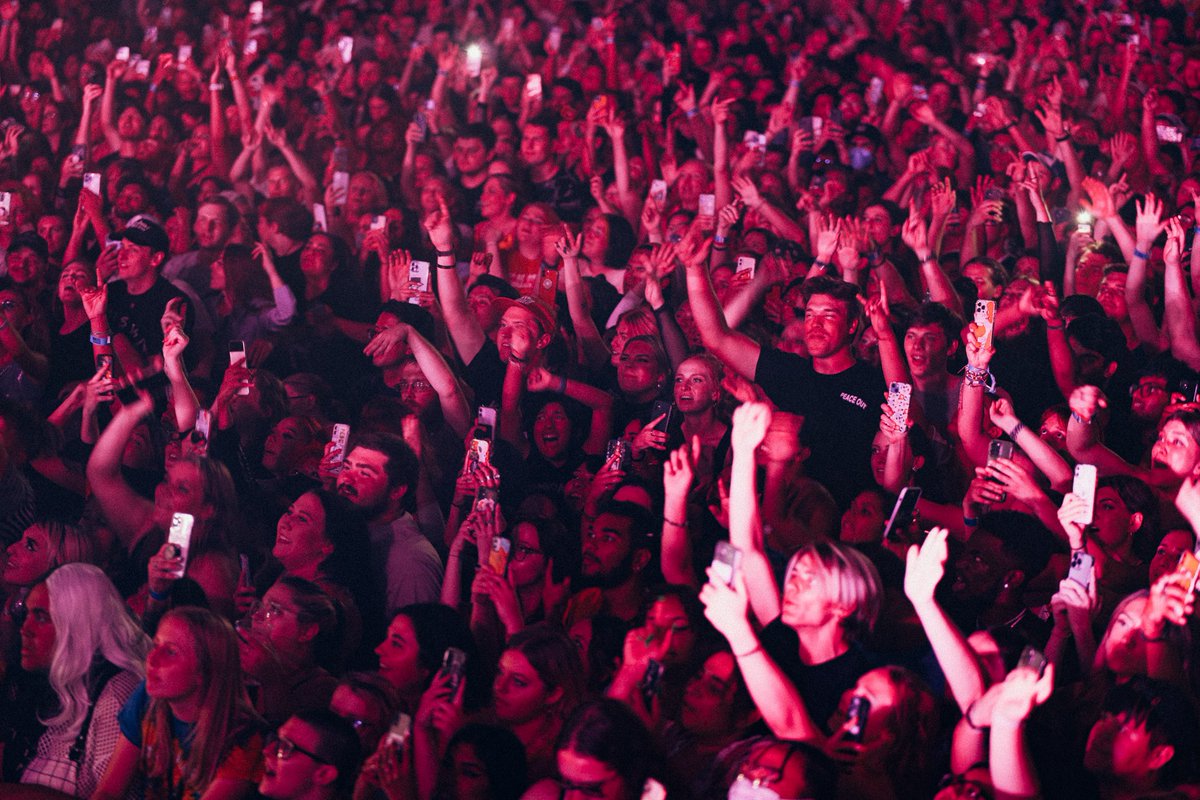 iamblackbear's tweet photo. nothing matters tour chicago sold out❤️‍🩹 https://t.co/LnuA96qAaM