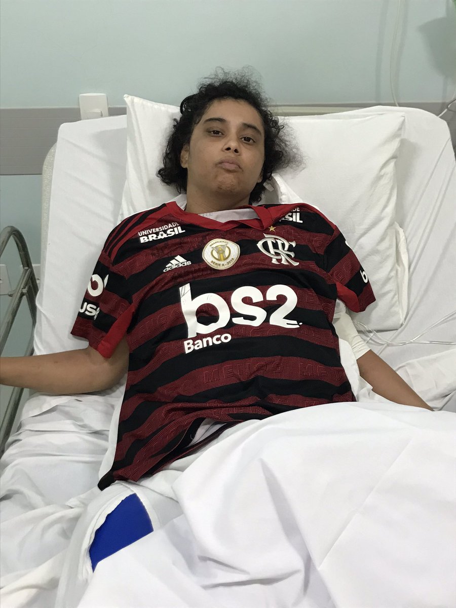 Minha irmã , com sua camisa que ganhou do <a href="/evertonri/">Everton Ribeiro</a> em 2019 ! 

Infelizmente se encontra internada, mas fez questão de pedir pra eu levar a camisa dela que ela ganhou pra acompanhar o #FLAxFLU !
##Flamengo #issoaquiéflamengo #campeonatobrasileiro #CRF ❤️🖤