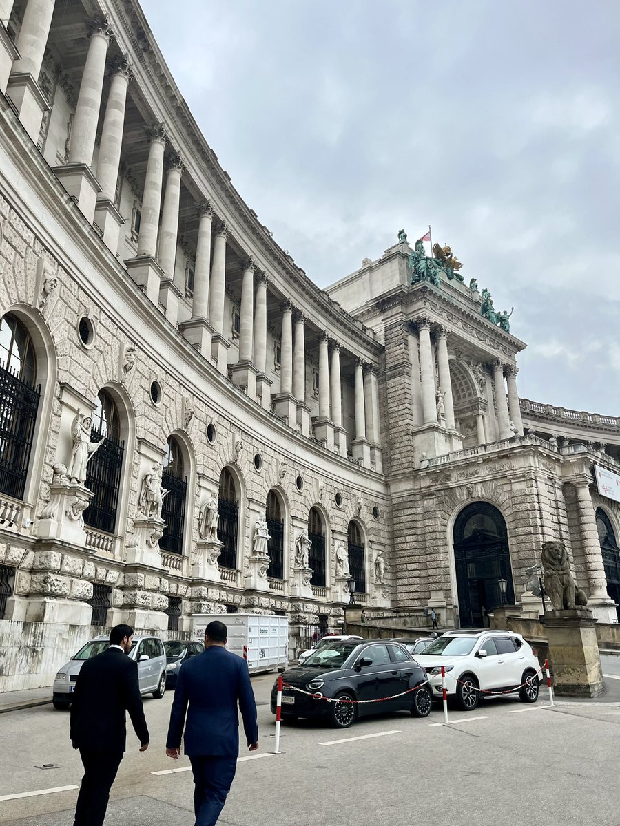 Leaving #EANO2022 inspired! Had the most wonderful time presenting, learning from #neurooncology experts, and connecting with the <a href="/EANOassociation/">EANO</a> in the beautiful city of #Vienna! Big thanks for the support <a href="/AhmedlabNW/">Ahmed Lab @ Northwestern</a> <a href="/NeurosurgeryNM/">Neurosurgery at NM</a> <a href="/BrainTumorInst/">Malnati Brain Tumor Institute at Northwestern</a> <a href="/NUFeinbergMed/">Northwestern Feinberg School of Medicine</a> <a href="/FSMScholars/">FSMStudentResearch</a>